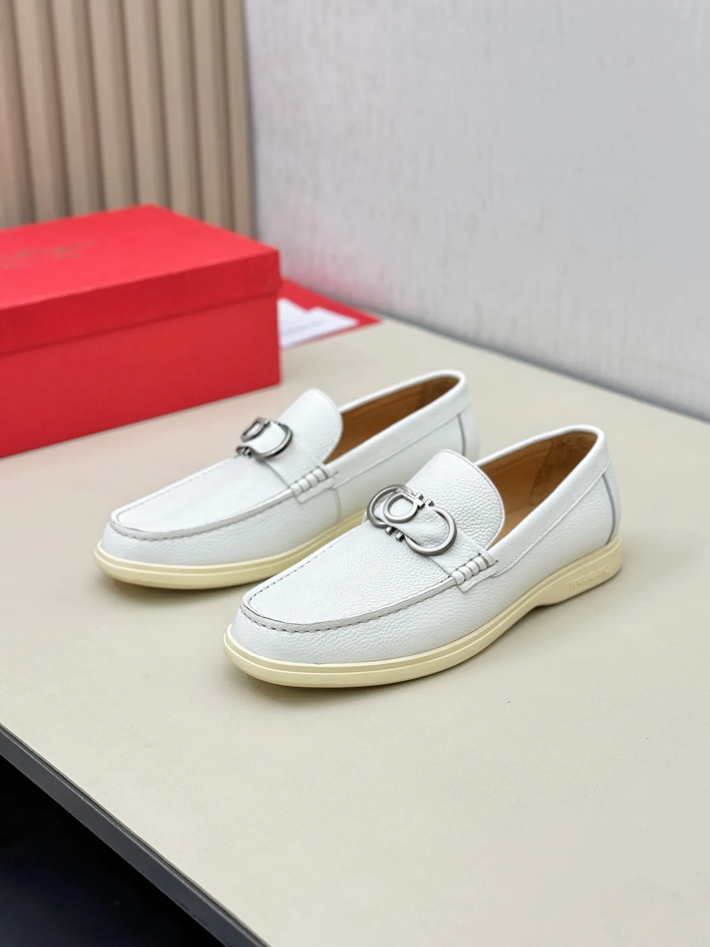 [Ferragamo] P: 580💰 Number of yards: 38~44 (45 orders are non-returnable) Ferragam's new men's driving shoes, the fabric is made of imported cowhide, with visible texture, heavy industrial stitching, dyed calfskin inside, standard logo cowhide feet, big-name experience, soft and comfortable on the feet, a men's favorite, special non-slip and wear-resistant rubber soles, easy to handle various occasions, with original box packaging!